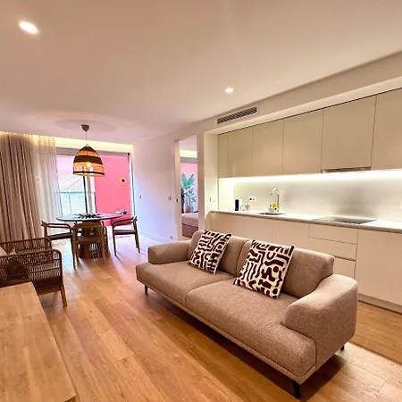 Modern & Bright 5 Min Walk To *