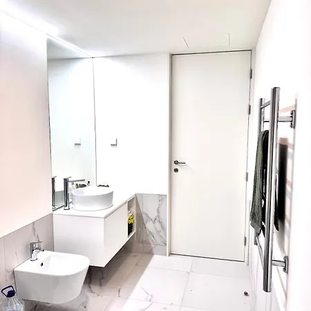 Modern & Bright 5 Min Walk To