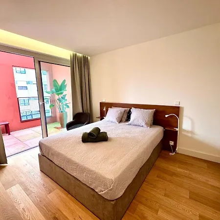 Modern & Bright 5 Min Walk To