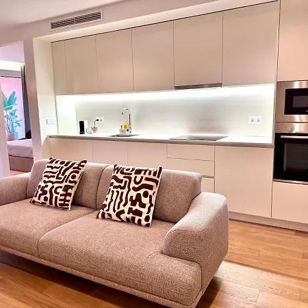 Modern & Bright 5 Min Walk To *