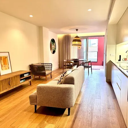 Modern & Bright 5 Min Walk To